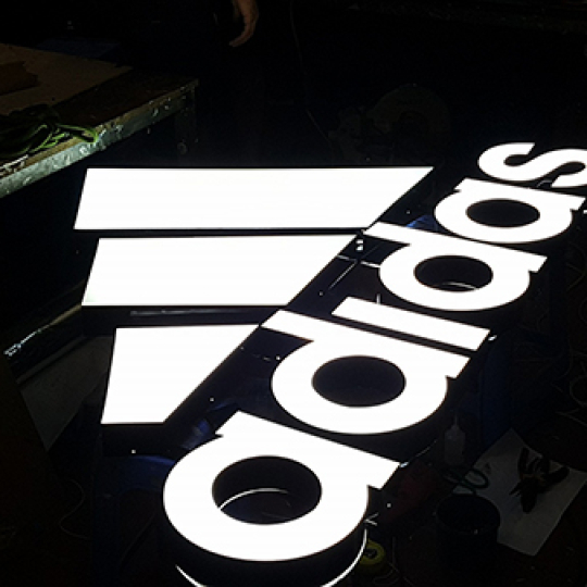 Làm Chữ Quảng Cáo Đèn LED – Nổi Bật Ban Ngày, Thu Hút Ban Đêm